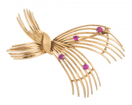 180.  Broche lazo años 50 de hilos de oro adornados por rubíes sintéticos