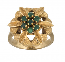 207.  Sortija años 60 en forma de flor con centro de esmeraldas y pétalos de oro mate