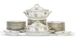 586.  Vajilla en porcelana con filo dorado y decoración floral pintada en lila y verde.Limoges, Francia, primer cuarto del S. XX.