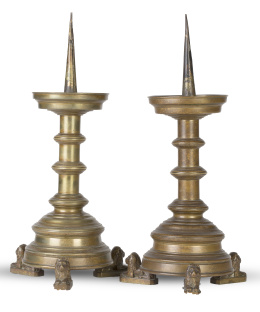707.  Pareja de candeleros de bronce.Alemanes o flamencos, S. XV -pp. del S. XVI.