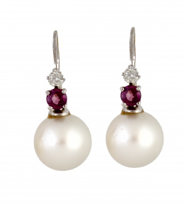 395.  Pendientes largos con perla australiana colgante de rubí y brillante engastados en garras