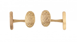 22.  Gemelos ovales de pp. S. XX con decoración en rombos entrelazados gabados y flores
