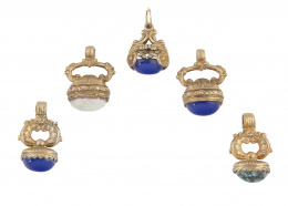 77.  Lote de cinco charms de plata vermeill con roleos vegetales y cabujones de diferentes piedras