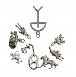 234.  Lote de nueve pequeños colgantes de diferentes motivos en plata
