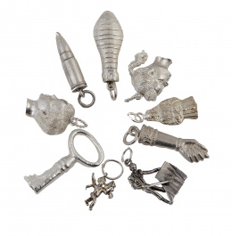 235.  Lote de nueve charms colgantes de diferentes diseños en plata 