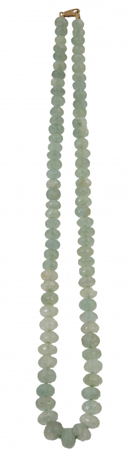 275.  Collar de cuentas de agumarinas facetadas de tamaño graduado creciente hacia el centro