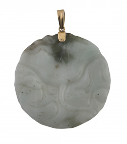 221.  Colgante circular de jade tallado con motivos vegetales