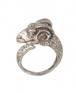 155.  Sortija con cabeza de carnero profusamente labrada