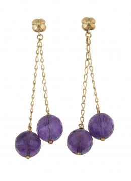 265.  Pendientes largos con esferas facetadas de amatistas,que penden de finas cadenas