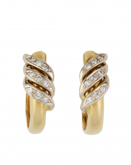 319.  Pendientes criollas con tres bandas onduladas con tres brillantes cada una en la parte superior