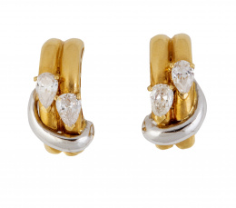320.  Pendientes con dos diamantes talla pera que adronan dobles bandas de gallones