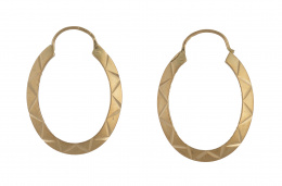 206.  Pendientes criollas ovalada con decoración grabada en zig-zag