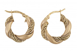 294.  Pendientes criollas decoradas  dos bandas entrelazadas una mate y otra de cordoncillo tubular