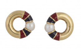 272.  Pendientes circulares con perla lateral entre bandas de esmalte rojo y azul
