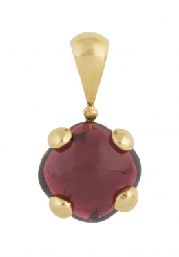 323.  Colgante con cabujón de granate cuadrangular sujeta por garras decorativas