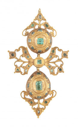 17.  Cruz colgante popular S. XIX con esmeraldas en motivo de cruz, lazo y botón colgante