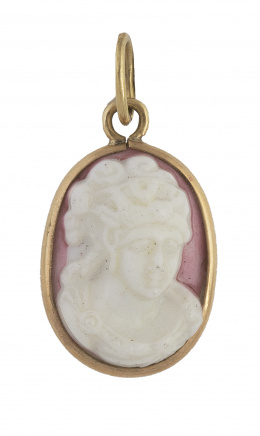 68.  Colgante de porcelana con fondo rosa y busto de dama en blanco sobre marco liso de oro