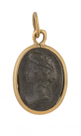 166.  Colgante oval de piedra de lava con perfil de dama clásica sobre marco liso de oro