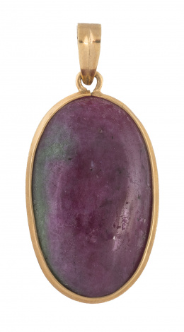 222.  Colgante oval de zoisita rubí en marco de oro liso