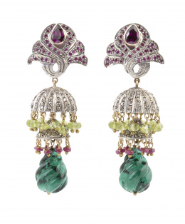 236.  Pendientes largos orientales con turmalinas, peridotos, rubíes y diamantes en diseño de capuchones en cascadas