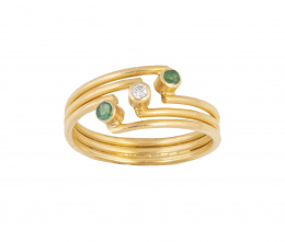 207.  Sortija con brillante entre dos esmeraldas en frente oblícuo en montura de tres hilos unidos