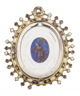 8.  Colgante devocional S. XVII , que presenta en el centro una miniatura de Cristo con la cruz pintada sobre lapislázuli
