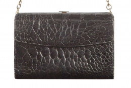 467.  Bolso de piel de cocodrilo negro tipo clutch con cadena 