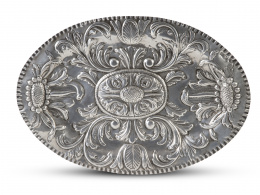 1416.  Bandeja con decoración repujada a la manera del S. XVIII. Con marcas, Ley 916.España, primer cuarto del S. XX.