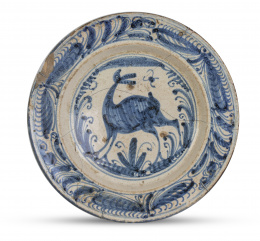 1161.  Plato de cerámica esmaltada azul de cobalto con ciervo en el asiento de la serie de las mariposas.Talavera, S. XVI.