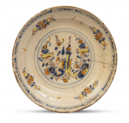 769.  Plato de cerámica esmaltada con escena de una arquitectura de influencia oriental.Triana, S. XVIII.