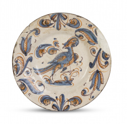1137.  Plato de cerámica esmaltada con pájaro y hojas en el asiento de la serie tricolor.Talavera, S. XVII.
