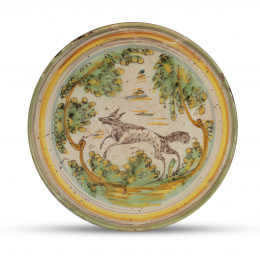 768.  Salvilla de cerámica esmaltada de la serie polícroma, con un perro entre árboles de pisos.Talavera, S. XVIII.