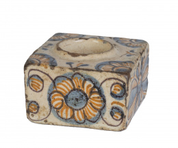 1140.  Tintero de cerámica esmaltada de la serie tricolor decorado con flores.Talavera, S. XVII.