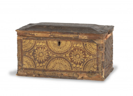 1155.  Cofre con alma de madera de pino forrada de piel gofrada y doradaTrabajo francés, S. XVIII.