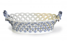 1194.  Cesta de porcelana esmaltada y flores aplicadas en azul.Meissen, 1741.