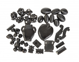 1135.  Lote de treinta y nueve cuentas de azabache tallado de collar de abadesa.Trabajo compostelano, S. XVIII - XIX.