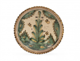 444.  Plato de cerámica esmaltada de la serie del pino.Puente del Arzobispo, S. XVIII.