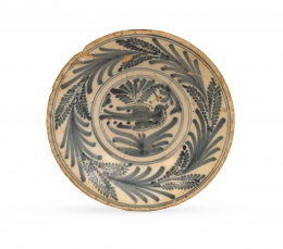 931.  Plato de cerámica esmaltada de la serie de la golondrina, con alero decorado con helechos.Talavera, S. XVII.