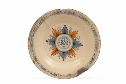 507.  Plato de cerámica esmaltada de la serie de la Encomienda.Talavera, S. XVII.