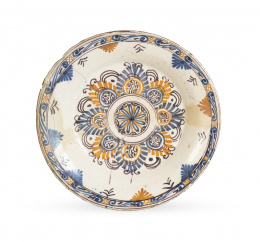 528.  Plato de cerámica esmaltada, con decoración de encajes, de la serie tricolor.Talavera, S. XVII