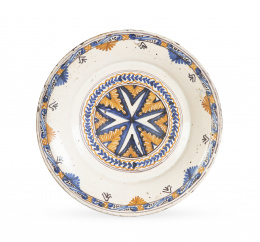 527.  Plato de cerámica esmaltada con la cruz de Malta, de la serie tricolor.Talavera, S. XVII