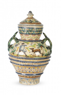 506.  Orza de "montería" con tapa y asas con forma de salamandras, de cerámica esmaltada, en verde, ocre y azul.Triana, mediados del S. XIX.