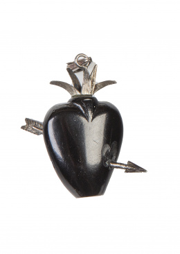 521.  Corazón de azabache, montado en plata.Trabajo compostelano, S. XVIII - XIX.