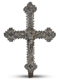 527.  Cruz procesional de plata en su color, sobre alma de madera. Con marcas frustras.Trabajo burgalés, S. XV.