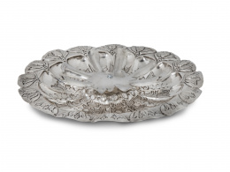 1126.  Mancerina de plata en su color de decoración repujada con flores.Córdoba, S. XVIII.