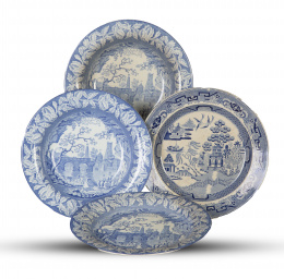 616.  Juego de cuatro platos de loza estampada en azul, uno con motivo de "willow pattern" Elkin & Knight, Stafforshire Inglaterra, h. 1825.Y tres (dos soperos y uno llano) con una vista fluvial y arquitectura. James & Ralph Clews, Staffordshire, Inglaterra, h. 1820 - 1825.