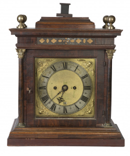 1181.  Joseph Windmills* (1640-1724) London. Firmado en la esfera.Reloj Bracket con caja de madera de olivo.Inglaterra. 