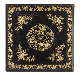 641.  Caja para mantón de Manila en madera lacada y dorada, Cantón, mediados del S. XIX.