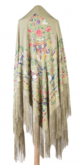 646.  Mantón reversible de "Manila", en seda bordado con hilos de colores por uno de los lados y por otro bordado del mismo color.S. XIX.
