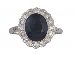 139.  Sortija con zafiro oval central orlado de brillantes 